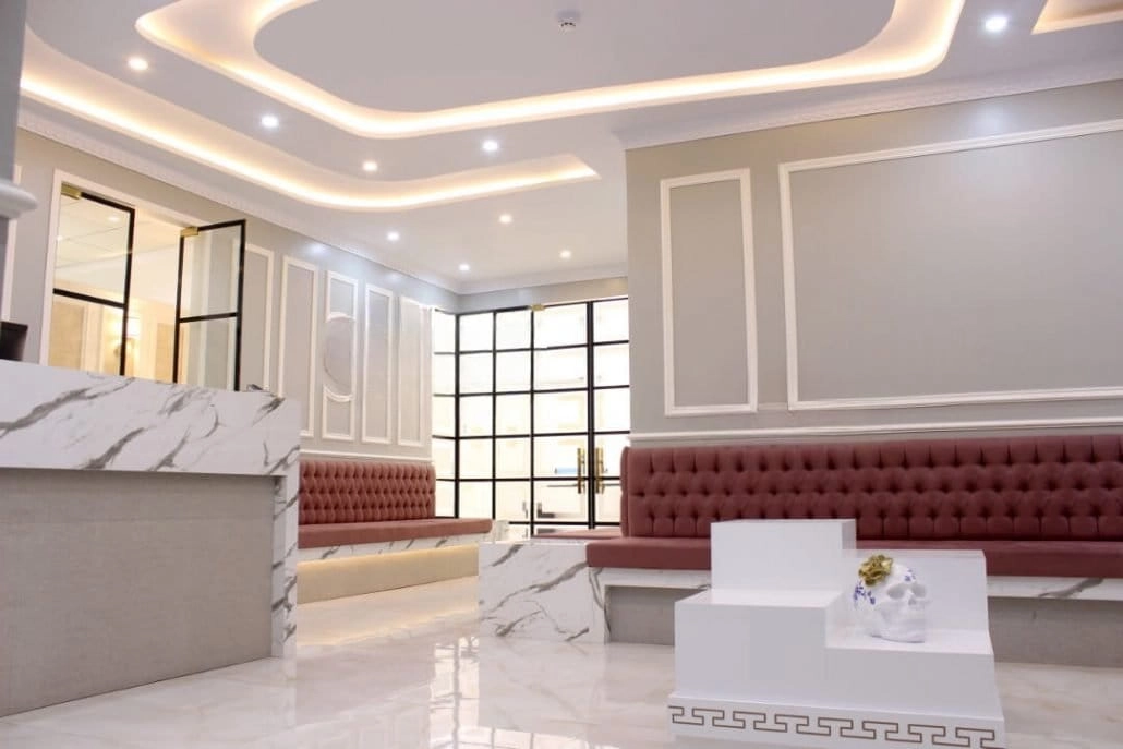 Waiting area and reception at Parto Radiology Center.